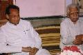 समाज के वयोवृद्ध नेता श्री रामेश्वर सिंह गहलोत से मुख्यमंत्री बनने के बाद श्री अशोक गहलोत आशीर्वाद प्राप्त करते हुए